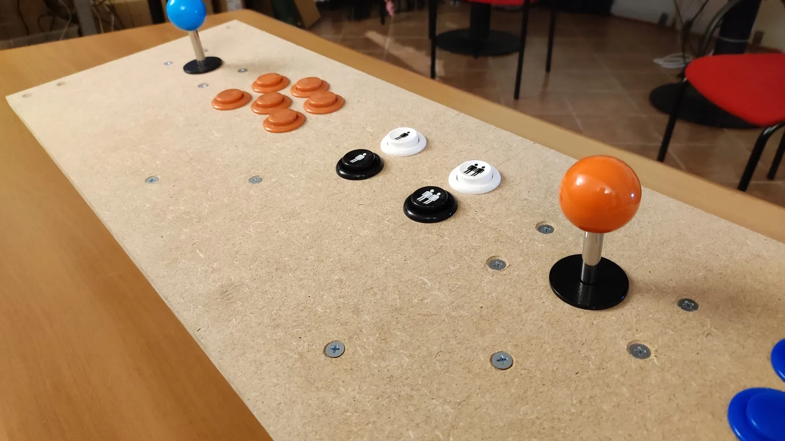 arcade stick su un tavolo