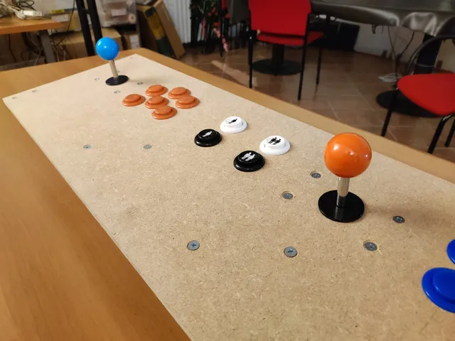 arcade stick su un tavolo