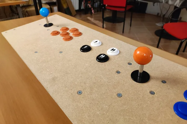 arcade stick su un tavolo