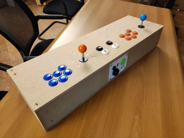 arcade stick su un tavolo